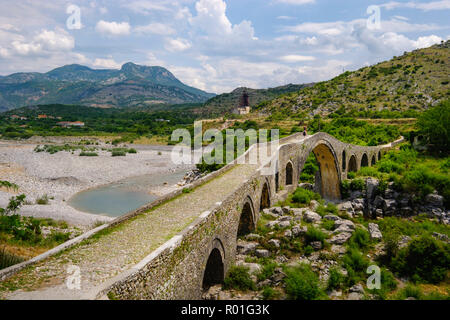 Ottoman ponte di Arco, Ura e Mesit, Ponte di MES, Fiume Kir, vicino a Shkodra, Shkodër, Qark Shkodra, Albania Foto Stock