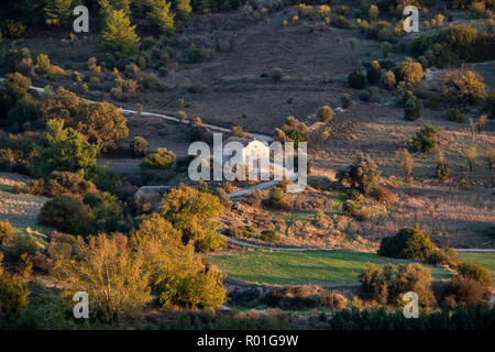 Piccola chiesa vicino al villaggio abbandonato di Prastio nella valle Diarizos regione di Paphos, Cipro Foto Stock
