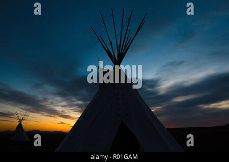 Teepee, primi popoli Buffalo Jump SP, MT, STATI UNITI D'AMERICA, da Bruce Montagne/Dembinsky Foto Assoc Foto Stock