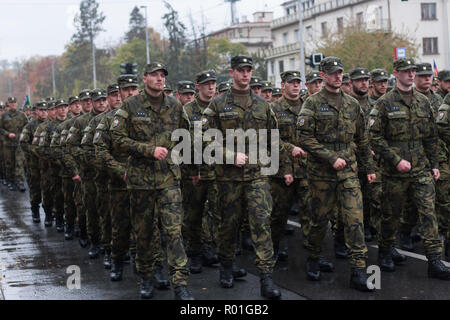 Strada Europea, Prague-October 28, 2018: soldati dell esercito ceco sono in marcia sulla parata militare per il centesimo anniversario della creazione della Cecoslovacchia su o Foto Stock