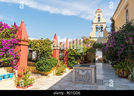 Torre Campanaria nel cortile, monastero Panagia Theotókos tis Paleokastritsas, Paleokastritsa, isola di CORFU, ISOLE IONIE Foto Stock