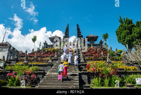 Balinese devota scendere scale, split gate, Candi bentar, Tempio madre Besakih, Pura Agung Besakih Penetaran, Banjar Besakih Foto Stock