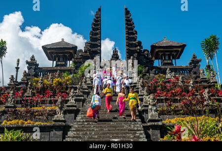 Balinese devota scendere scale, split gate, Candi bentar, Tempio madre Besakih, Pura Agung Besakih Penetaran, Banjar Besakih Foto Stock