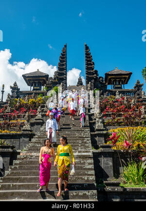 I credenti Balinese in abbigliamento tradizionale andare giù per le scale, split gate, Candi bentar, Tempio madre Besakih Bali induismo Foto Stock