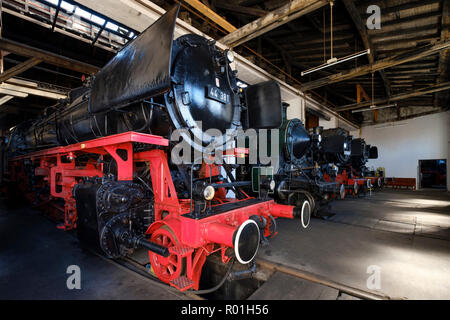 Locomotive a vapore nel capannone locomotiva, bavarese Museo Ferroviario, Nördlingen, Donau-Ries distretto, Svevia, Baviera, Germania Foto Stock