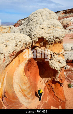 Escursionista in tasca bianco Canyon Kanab, Utah, Stati Uniti d'America Foto Stock