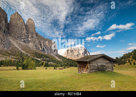 Capanna a Grödner Joch, Sassolungo sul retro, Passo Gardena, Val Gardena, Dolomiti, Alto Adige, Italia Foto Stock