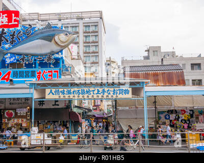 Tokyo, Giappone. Settembre 12, 2018. Veduta esterna di frutti di mare al mercato del pesce Tsukiji commercio all'ingrosso a Tokyo in Giappone, del mercato Tsukiji è il più grande commercio all'ingrosso Foto Stock