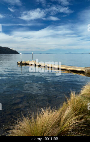 Jetty e Lago Taupo, Braxmere, Tokanuu, vicino Turangi, Isola del nord, Nuova Zelanda Foto Stock