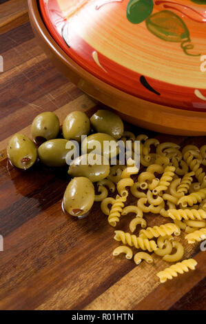 Sana le olive verdi, pasta e Tajine sul contatore di legno Foto Stock