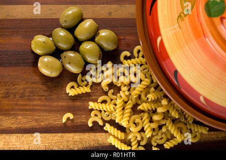 Sana le olive verdi, paste e Tajine rosso sul contatore di legno Foto Stock