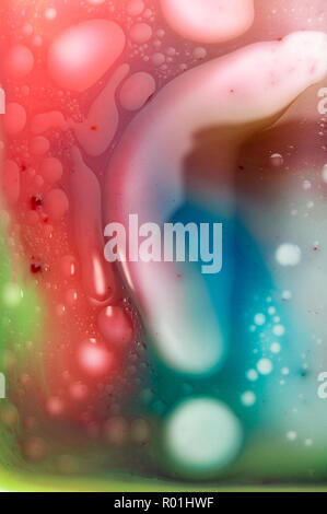 Latte e olio miscelato con coloranti alimentari per creare un immagine astratta Foto Stock