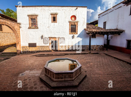 Un angolo di una volta unico mercato di patii in Patzcuaro Michoacan,, Messico. Foto Stock