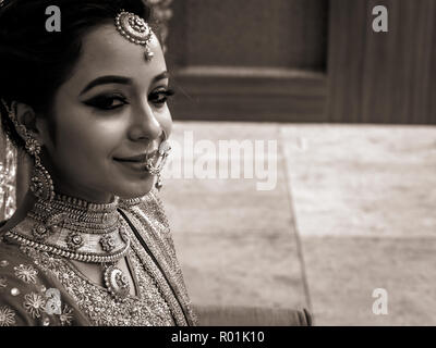 Giugno 03,2018. Durgapur, India. Un misterioso giovane e bella modello indiano pone con Indian Bridal make up. Foto Stock