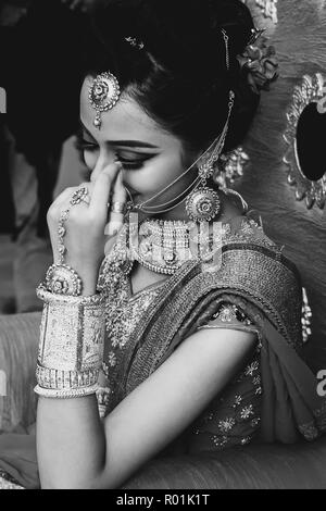 Giugno 03,2018. Durgapur, India. Un misterioso giovane e bella modello indiano pone con Indian Bridal make up. Foto Stock