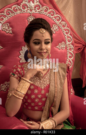 Giugno 03,2018. Durgapur, India. Un misterioso giovane e bella modello indiano pone con Indian Bridal make up. Foto Stock