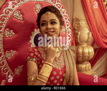 Giugno 03,2018. Durgapur, India. Un misterioso giovane e bella modello indiano pone con Indian Bridal make up. Foto Stock