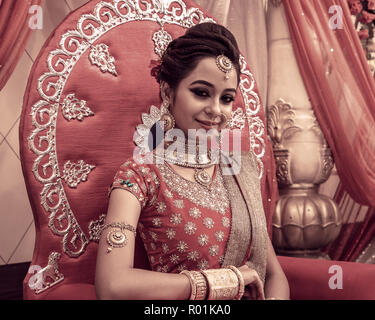 Giugno 03,2018. Durgapur, India. Un misterioso giovane e bella modello indiano pone con Indian Bridal make up. Foto Stock