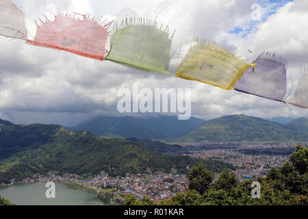 La preghiera di bandiere e di Pokhara città al mondo la pace Pagoda. Preso in Nepal, Agosto 2018. Foto Stock