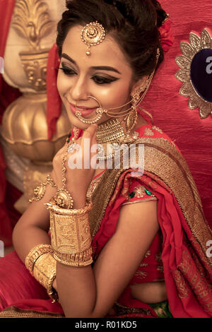 Giugno 03,2018. Durgapur, India. Un misterioso giovane e bella modello indiano pone con Indian Bridal make up. Foto Stock