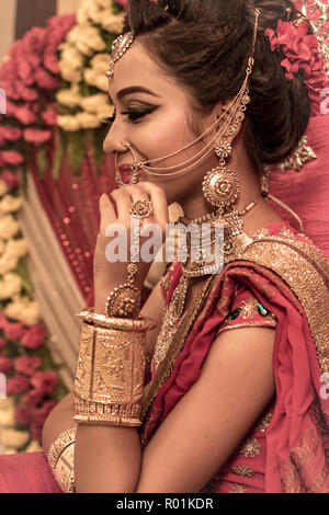 Giugno 03,2018. Durgapur, India. Un misterioso giovane e bella modello indiano pone con Indian Bridal make up. Foto Stock