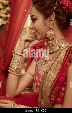 Giugno 03,2018. Durgapur, India. Un misterioso giovane e bella modello indiano pone con Indian Bridal make up. Foto Stock