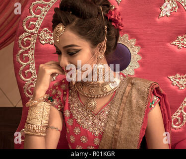 Giugno 03,2018. Durgapur, India. Un misterioso giovane e bella modello indiano pone con Indian Bridal make up. Foto Stock