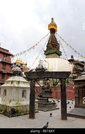 Un tempio giapponese gate (Torii) a uno stupa di Kathmandu. Preso in Nepal, Agosto 2018. Foto Stock