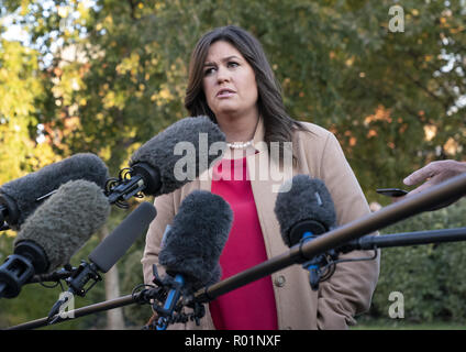 Washington, Distretto di Columbia, Stati Uniti d'America. 31 ott 2018. La portavoce della Casa Bianca, Sarah SANDERS parla ai media al di fuori della Casa Bianca di Washington, DC. Credito: Chris Kleponis/CNP/ZUMA filo/Alamy Live News Foto Stock