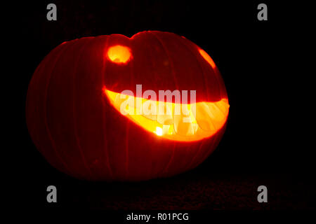 Londra, UK, 31 ottobre 2018. Una zucca di Halloween con denti in preparazione per il trucco o il trattamento. Credito: Helen Garvey/Alamy Live News Foto Stock