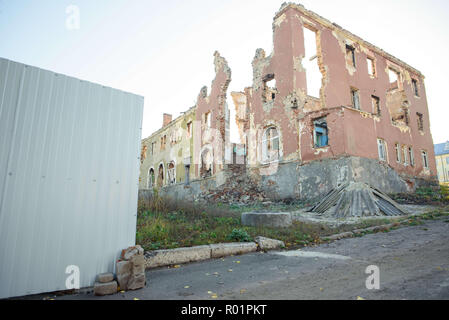 Slowjansk, Ucraina. 30 ott 2018. Un ex clinica edificio distrutto su una collina nei pressi di Sloviansk in Donetsk Oblast. Dopo gli scontri tra i militari ucraino e pro-russo separatisti in Ucraina orientale, molte abitazioni e infrastrutture sono stati gravemente danneggiati e parzialmente ristrutturato e ricostruito dal tedesco di aiuti allo sviluppo. Credito: Gregor Fischer/dpa/Alamy Live News Foto Stock