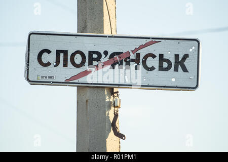 Sloviansk, Ucraina. 30 ott 2018. Fori di proiettile su un cartello stradale in Sloviansk in Donetsk Oblast. Dopo gli scontri tra i militari ucraino e pro-russo separatisti in Ucraina orientale, molte abitazioni e infrastrutture sono stati gravemente danneggiati e parzialmente ristrutturato e ricostruito dal tedesco di aiuti allo sviluppo. Credito: Gregor Fischer/dpa/Alamy Live News Foto Stock