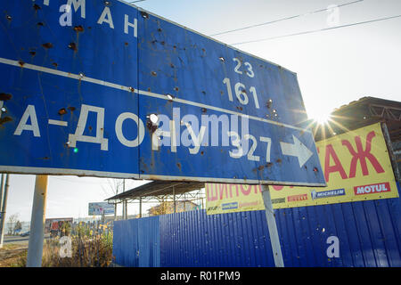 Sloviansk, Ucraina. 30 ott 2018. Fori di proiettile su un cartello stradale in Donetsk Oblast. Dopo gli scontri tra i militari ucraino e pro-russo separatisti in Ucraina orientale, molte abitazioni e infrastrutture sono stati gravemente danneggiati e parzialmente ristrutturato e ricostruito dal tedesco di aiuti allo sviluppo. Credito: Gregor Fischer/dpa/Alamy Live News Foto Stock