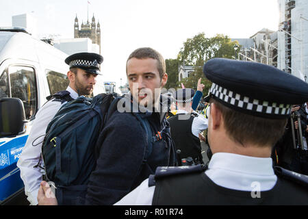 Londra, Regno Unito. Il 31 ottobre, 2018. Gli ufficiali di polizia arrestare gli attivisti ambientali che hanno utilizzato il blocco dei tubi per bloccare una strada intorno a piazza del Parlamento dopo una dichiarazione formale di non-violenta ribellione contro il governo britannico per il "inazione penale a fronte del cambiamento climatico catastrofe e il collasso ecologico". Credito: Mark Kerrison/Alamy Live News Foto Stock