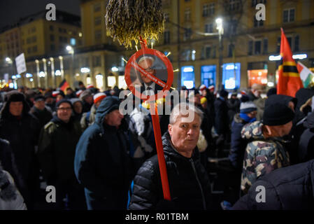 Pegida, Germania. 23 gen 2017. Un sostenitore di Pegida visto tenendo un cartello durante la protesta.Il Pegida (patriottici europei contro l islamizzazione del West) settimanale di protestare presso la piazza Neumarkt. Credito: Omar Marques/SOPA Immagini/ZUMA filo/Alamy Live News Foto Stock