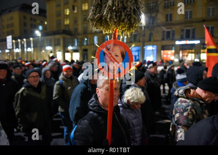 Pegida, Germania. 23 gen 2017. Un sostenitore di Pegida visto tenendo un cartello durante la protesta.Il Pegida (patriottici europei contro l islamizzazione del West) settimanale di protestare presso la piazza Neumarkt. Credito: Omar Marques/SOPA Immagini/ZUMA filo/Alamy Live News Foto Stock