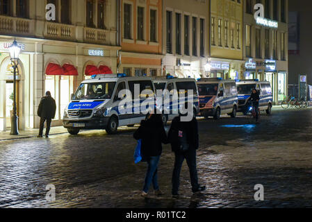 Pegida, Germania. 23 gen 2017. Un giovane vede oltrepassando la polizia furgoni prima la protesta.Il Pegida (patriottici europei contro l islamizzazione del West) settimanale di protestare presso la piazza Neumarkt. Credito: Omar Marques/SOPA Immagini/ZUMA filo/Alamy Live News Foto Stock