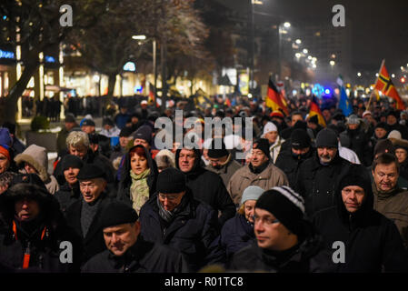 Pegida, Germania. 23 gen 2017. I sostenitori di Pegida sono visti riuniti presso la piazza Neumarkt durante la protesta.Il Pegida (patriottici europei contro l islamizzazione del West) settimanale di protestare presso la piazza Neumarkt. Credito: Omar Marques/SOPA Immagini/ZUMA filo/Alamy Live News Foto Stock