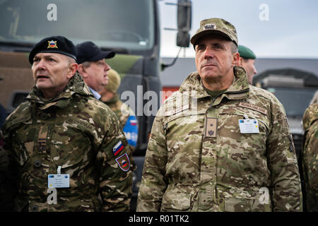 Byneset, Norvegia. Il 30 ottobre, 2018. Lo sloveno capo del personale in generale maggiore generale Alan Gheder, sinistra e montenegrino Capo della difesa generale di brigata Dragutin Dakic osservare un display per dignitari in esercizio Trident frangente 18 Ottobre 30, 2018 in Byneset, Norvegia. Il multi-nazionale esercizio è la più grande esercitazione NATO dal 2015 e comprende più di 50.000 militari di 31 paesi. Credito: Planetpix/Alamy Live News Foto Stock