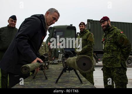 Byneset, Norvegia. Il 30 ottobre, 2018. Il Segretario Generale della NATO, Jens Stoltenberg, sinistra, chat con soldati canadesi durante un display per dignitari in esercizio Trident frangente 18 Ottobre 30, 2018 a Trondheim, Norvegia. Il multi-nazionale esercizio è la più grande esercitazione NATO dal 2015 e comprende più di 50.000 militari di 31 paesi. Credito: Planetpix/Alamy Live News Foto Stock