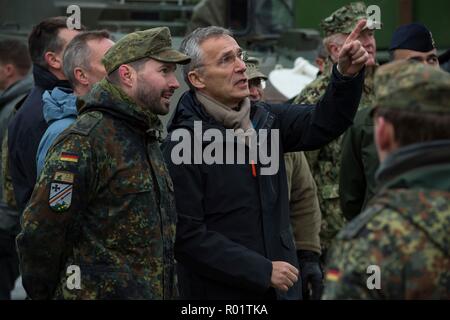 Byneset, Norvegia. Il 30 ottobre, 2018. Il Segretario Generale della NATO, Jens Stoltenberg, centro della chat con i soldati tedeschi durante un display per dignitari in esercizio Trident frangente 18 Ottobre 30, 2018 a Trondheim, Norvegia. Il multi-nazionale esercizio è la più grande esercitazione NATO dal 2015 e comprende più di 50.000 militari di 31 paesi. Credito: Planetpix/Alamy Live News Foto Stock