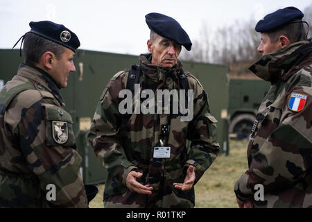 Byneset, Norvegia. Il 30 ottobre, 2018. Il francese tenente generale Laurent Kolodziej, centro, comandante di NATOs rapida reazione Corps Francia, chat con soldati francesi durante un display per dignitari in esercizio Trident frangente 18 Ottobre 30, 2018 in Byneset, Norvegia. Il multi-nazionale esercizio è la più grande esercitazione NATO dal 2015 e comprende più di 50.000 militari di 31 paesi. Credito: Planetpix/Alamy Live News Foto Stock