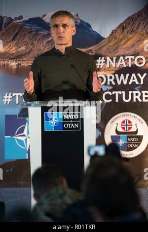 Byneset, Norvegia. Il 30 ottobre, 2018. Il Segretario Generale della NATO Jens Stoltenberg risolve la media durante il giorno VIP per dignitari in esercizio Trident frangente 18 Ottobre 30, 2018 a Trondheim, Norvegia. Il multi-nazionale esercizio è la più grande esercitazione NATO dal 2015 e comprende più di 50.000 militari di 31 paesi. Credito: Planetpix/Alamy Live News Foto Stock