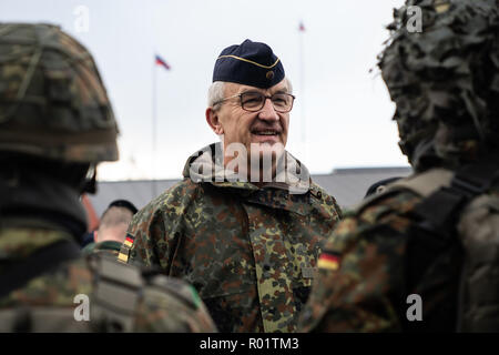 Byneset, Norvegia. Il 30 ottobre, 2018. Ammiraglio tedesco Manfred Nielson, vice Comandante supremo alleato per la trasformazione, recensioni di truppe tedesche durante un display per dignitari in esercizio Trident frangente 18 Ottobre 30, 2018 in Byneset, Norvegia. Il multi-nazionale esercizio è la più grande esercitazione NATO dal 2015 e comprende più di 50.000 militari di 31 paesi. Credito: Planetpix/Alamy Live News Foto Stock