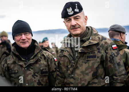 Byneset, Norvegia. Il 30 ottobre, 2018. Direttore generale del personale delle forze armate polacche Tenente Generale Rajmund Andrzejczak, destra durante un display per dignitari in esercizio Trident frangente 18 Ottobre 30, 2018 in Byneset, Norvegia. Il multi-nazionale esercizio è la più grande esercitazione NATO dal 2015 e comprende più di 50.000 militari di 31 paesi. Credito: Planetpix/Alamy Live News Foto Stock