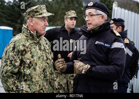 Byneset, Norvegia. Il 30 ottobre, 2018. U.S Navy Admiral Bruce Lindsey, sinistra, chat con alleati NATO Comandante marittimo British Royal Navy Admiral Clive Johnstone durante un display per dignitari in esercizio Trident frangente 18 Ottobre 30, 2018 in Byneset, Norvegia. Il multi-nazionale esercizio è la più grande esercitazione NATO dal 2015 e comprende più di 50.000 militari di 31 paesi. Credito: Planetpix/Alamy Live News Foto Stock