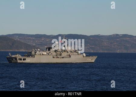 Byneset, Norvegia. Il 30 ottobre, 2018. Bagno turco Barbaros-class frigate TCG Oruc Reis vele nel fiordo di Trondheim durante l'esercizio Trident frangente 18 Ottobre 30, 2018 a Trondheim, Norvegia. Il multi-nazionale esercizio è la più grande esercitazione NATO dal 2015 e comprende più di 50.000 militari di 31 paesi. Credito: Planetpix/Alamy Live News Foto Stock