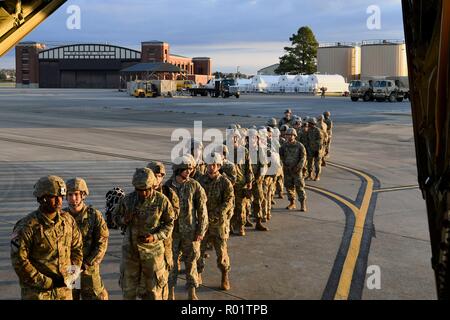 Fort Knox, Kentucky, Stati Uniti d'America. Il 30 ottobre, 2018. Stati Uniti I soldati dell esercito dal 541st Sapper Company prepararsi a bordo di un Air Force C-130J Super Hercules Ottobre 30, 2018 a Ft. Knox, Kentucky. Le truppe sono la distribuzione NEGLI STATI UNITI - Messico frontiera per ordine del presidente Donald Trump per intercettare il migrante honduregno caravan. Credito: Planetpix/Alamy Live News Foto Stock