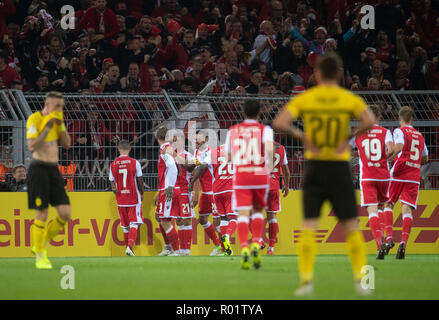 Dortmund, Germania. 31 ott 2018. Calcio: DFB Cup, Borussia Dortmund vs 1FC EUROPEA Berlino, 2° round. Unione giocatori tifo dopo il 1:1 equalizzatore. Credito: Bernd Thissen/dpa/Alamy Live News Foto Stock