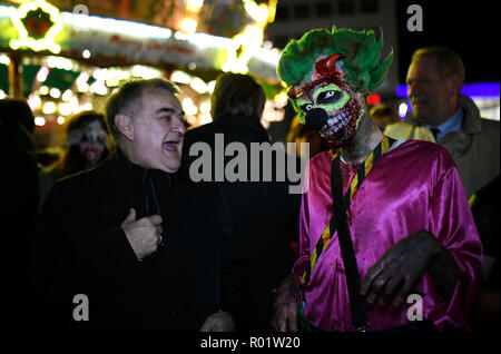 Essen, Germania. 31 ott 2018. Il Ministro degli Interni del Land Renania settentrionale-Vestfalia, Herbert Reul (CDU, L), in piedi accanto a un uomo vestito come uno zombi durante il 'Zombie Walk' nel centro della citta'. La situazione è sfuggito ad ogni controllo lo scorso anno con il tumultuoso scene dopo l'evento di Halloween presso la stazione principale. Credito: Ina Fassbender/dpa/Alamy Live News Foto Stock